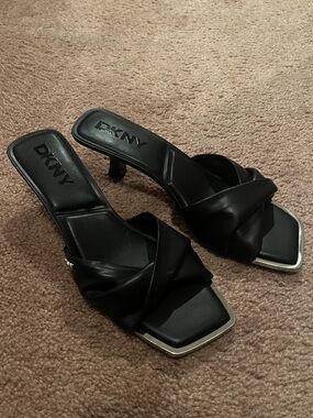 BRAND NEW DKNY Black Leather Knot Slide Kitten Heels